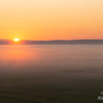 霧に覆われたサロベツ原野に日が昇る