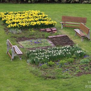 ベンチの下にガーデンタイルを