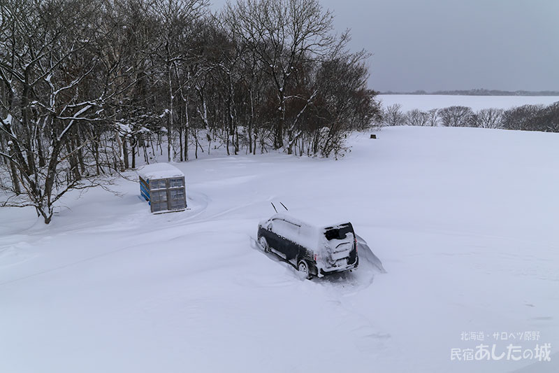 雪に埋もれていく駐車場