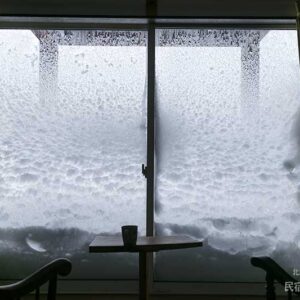 窓に雪がべったり
