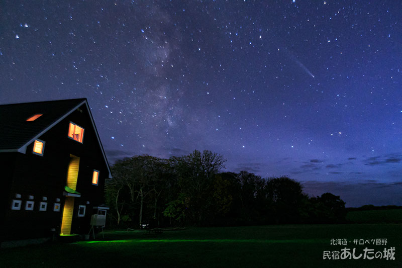 紫金山・アトラス彗星と天の川