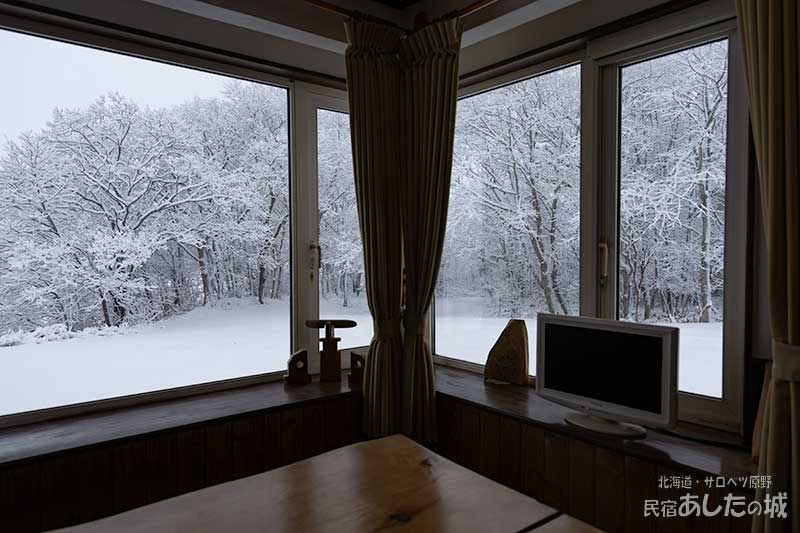 居間の出窓から見た雪景色
