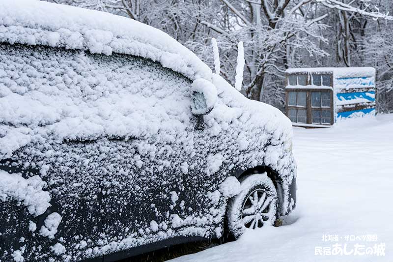 車に付いた雪