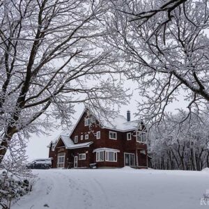 私道から見た宿の建物