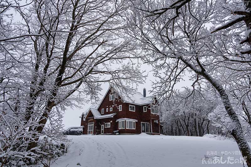 私道から見た宿の建物