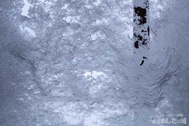 広間の窓に張り付いた氷雪01