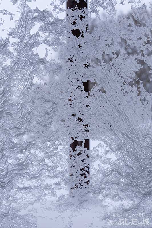 広間の窓に張り付いた氷雪02