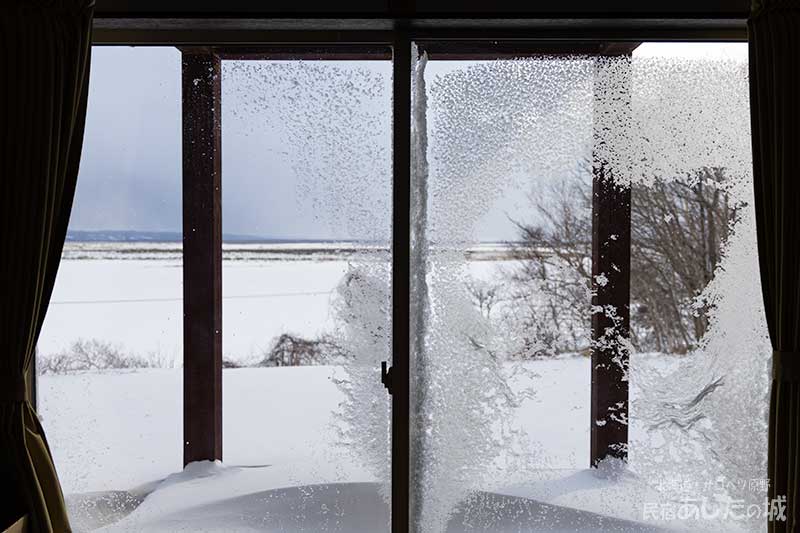 広間の窓に張り付いた氷雪03