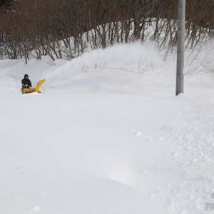 猛吹雪の後、私道の除雪作業（2018年）