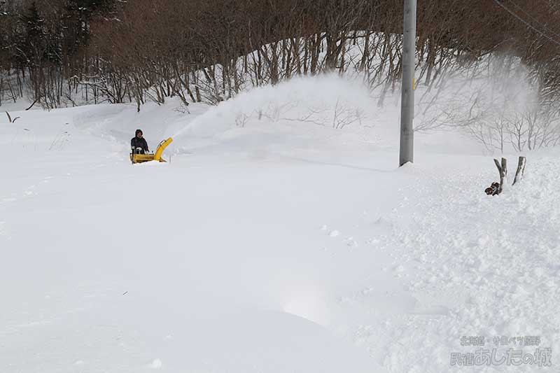 猛吹雪の後、私道の除雪作業（2018年）