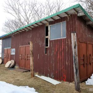 穴が開いていた物置小屋の壁