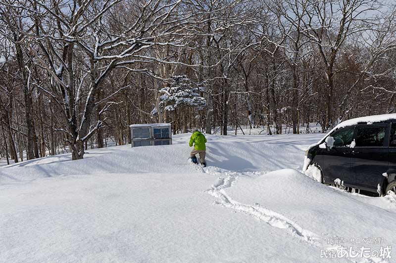 雪の壁を乗り越えて