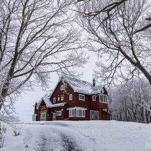私道から宿を見る