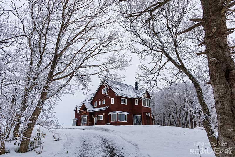 私道から宿を見る