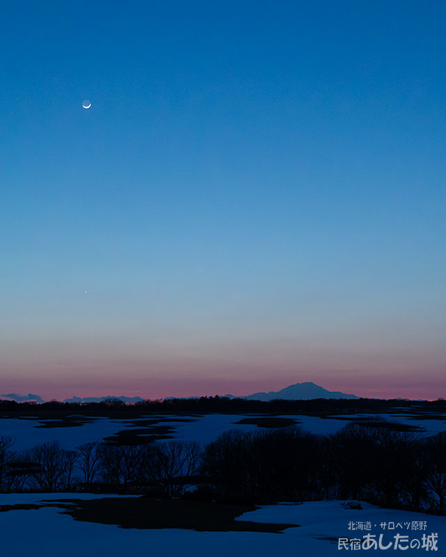 利尻と月齢2.1の月