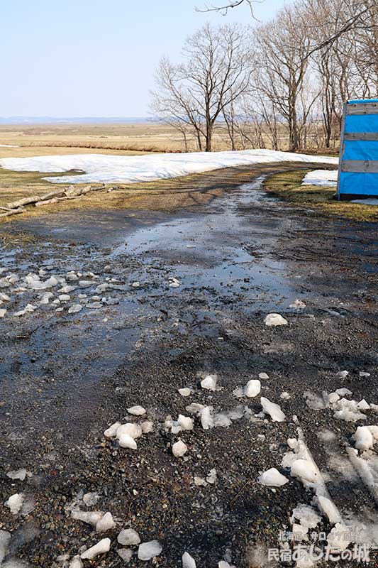 私道を流れる雪解け水