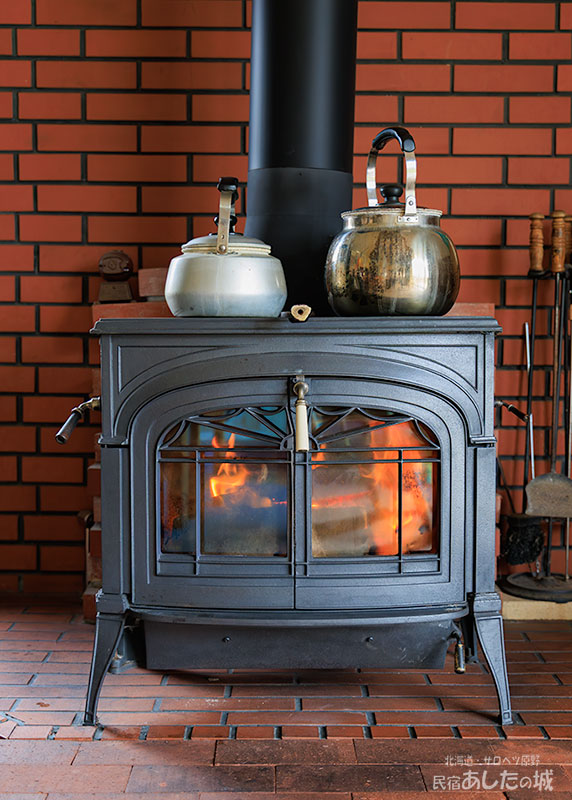 朝晩ストーブを焚く