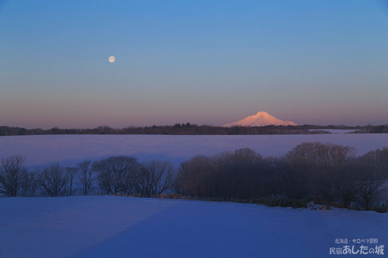 雪景色と月