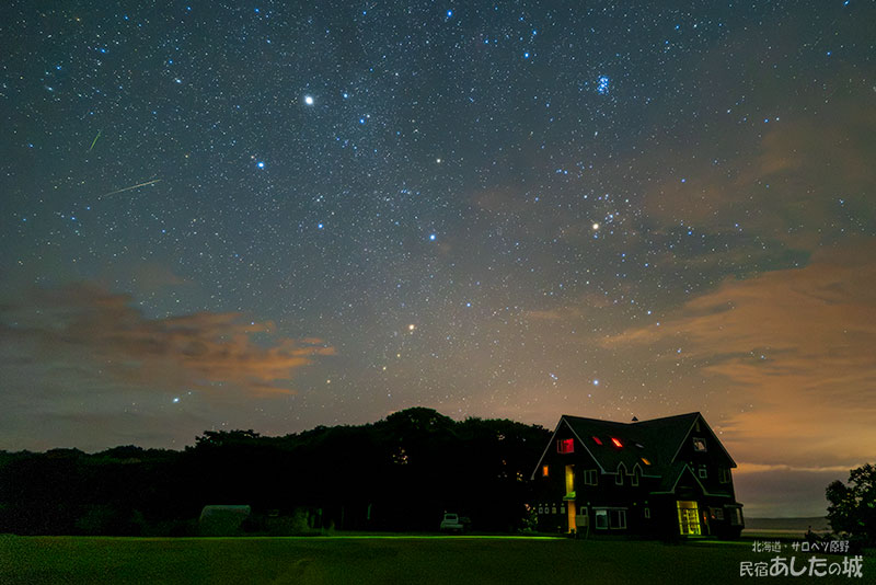 左の上の線が流れ星