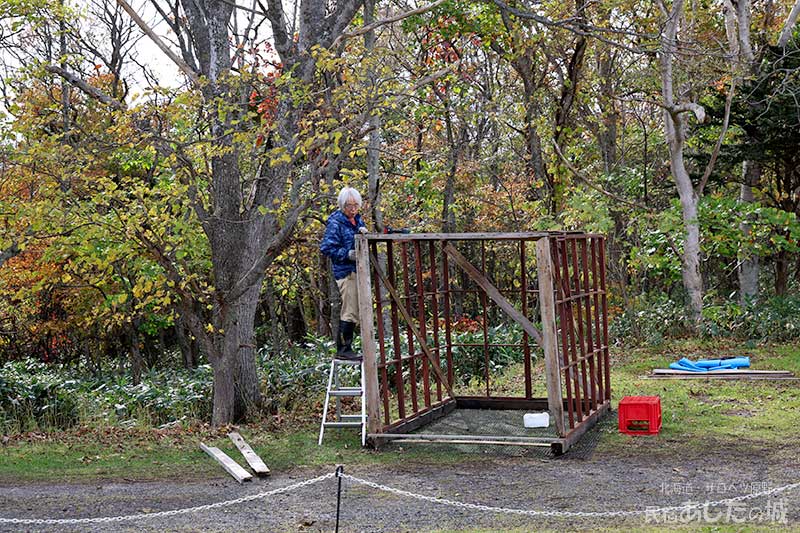 除雪機小屋を組み立てる
